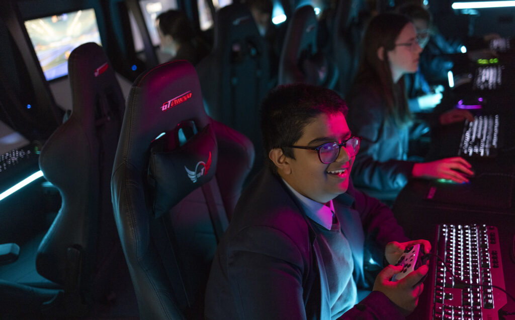 Ibstock coloca aluno de esportes eletrônicos da escola